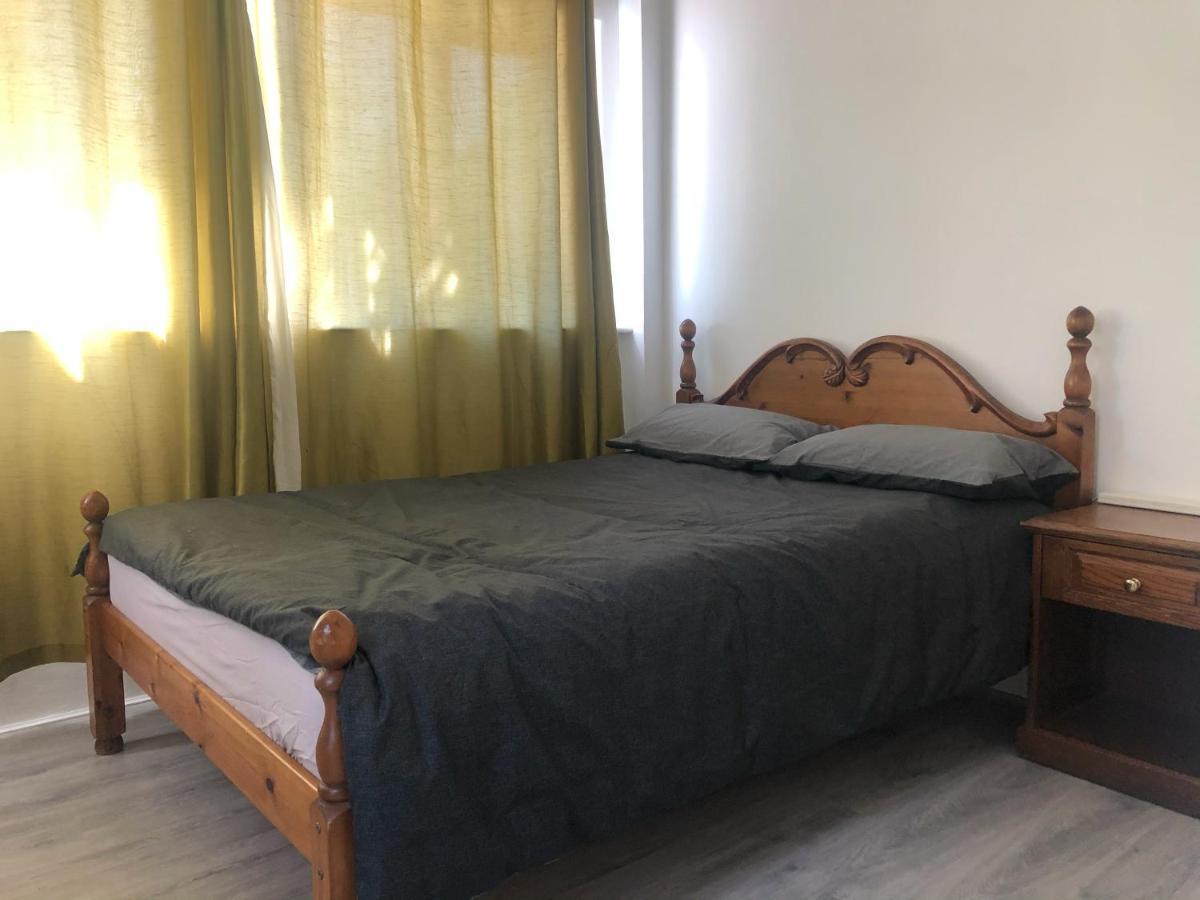 Double With Private Bathroom In A 2-bedrooms House Alloggio in famiglia